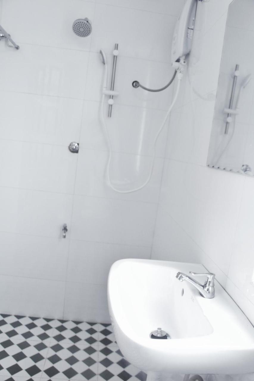 The Lodge Yangon Poshtel Εξωτερικό φωτογραφία