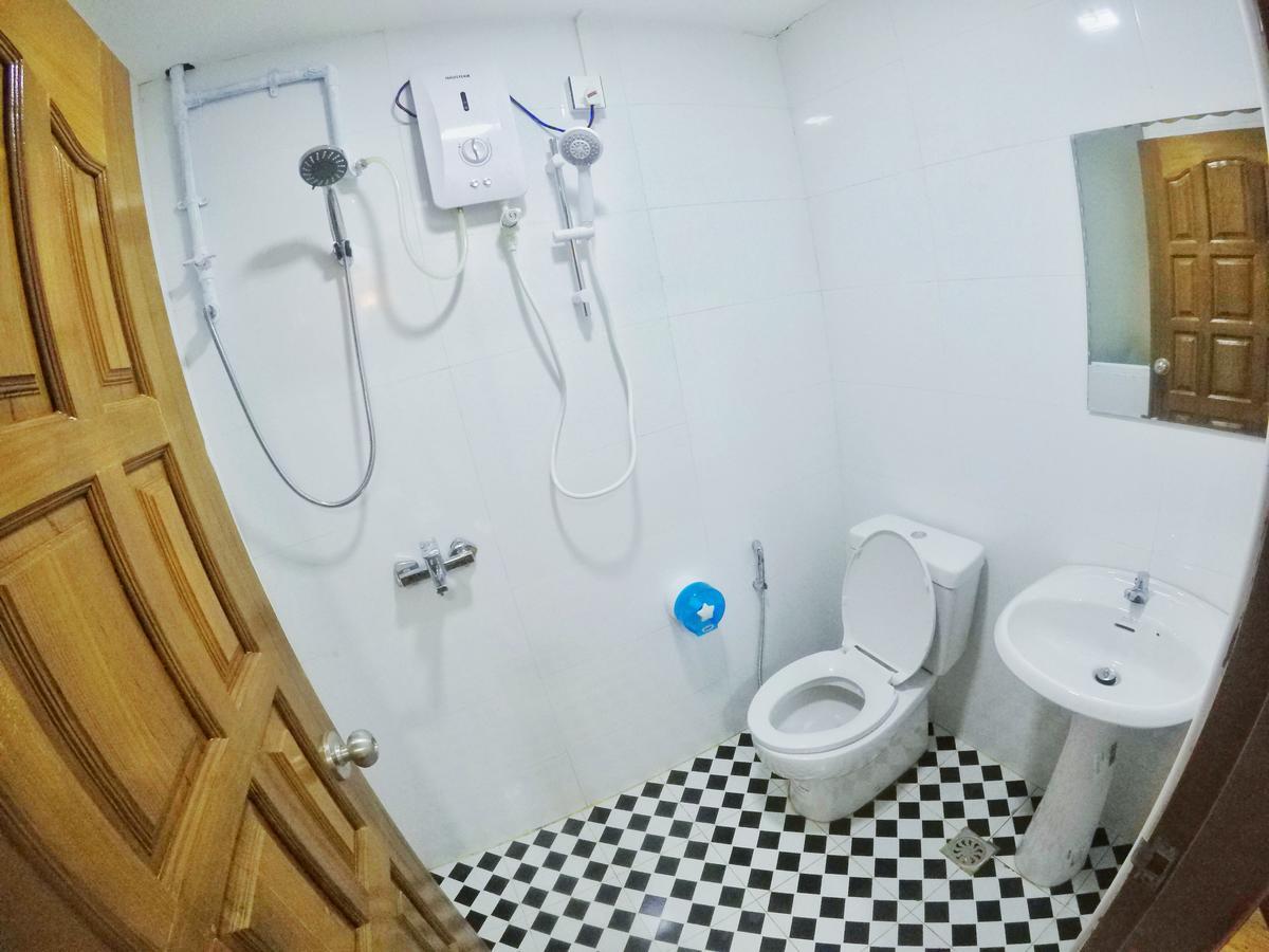 The Lodge Yangon Poshtel Εξωτερικό φωτογραφία