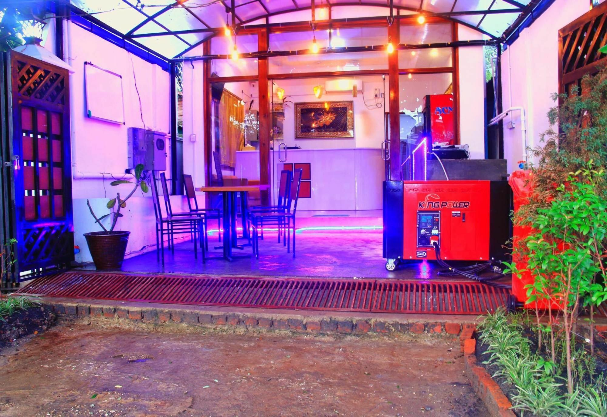 The Lodge Yangon Poshtel Εξωτερικό φωτογραφία
